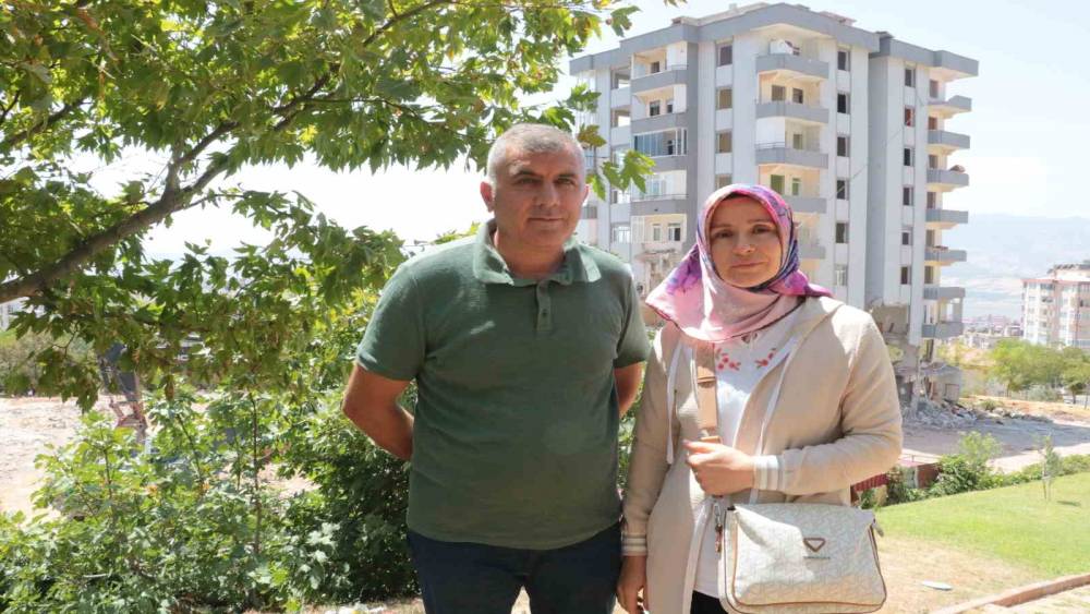 18 YIL YAŞADIKLARI BİNANIN YIKILMASINI İZLEDİLER