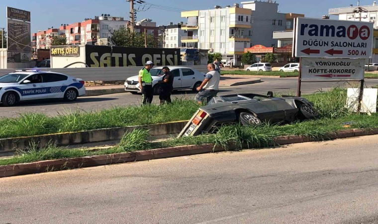 KANALA UÇAN ARACINDAN ÇIKIP KALDIRIM TAŞINA OTURDU, ÇARESİZCE ARACIN ÇIKARILMASINI BEKLEDİ