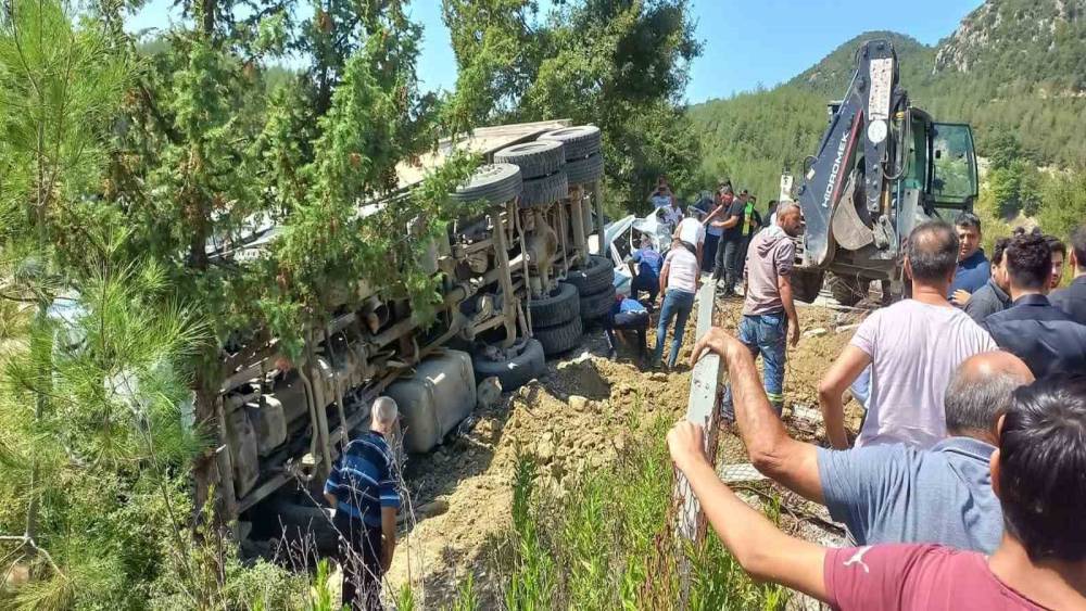 KAHRAMANMARAŞ’TA FRENİ PATLAYAN KAMYON KALABALIĞIN ARASINA DALDI: 5 ÖLÜ, 25 YARALI