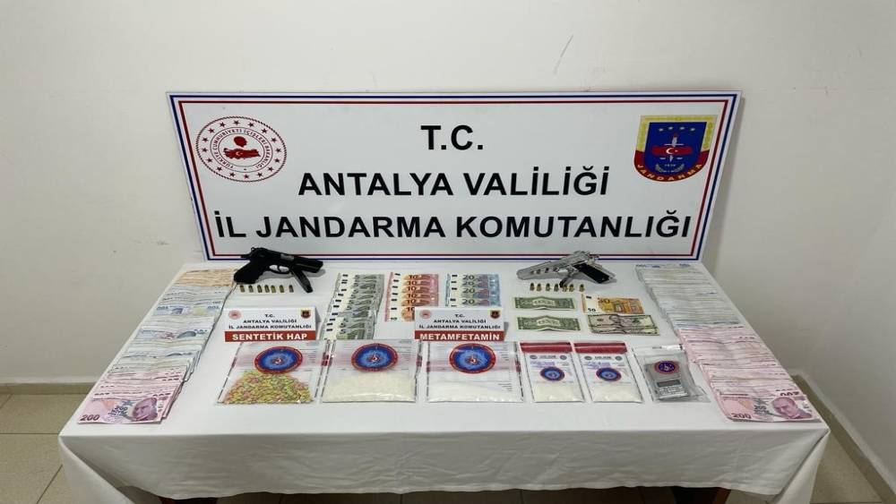 Antalya’da jandarmadan uyuşturucuya geçit yok