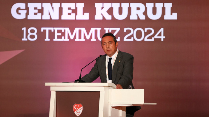 TFF SEÇİMİNDE KRİZ! ALİ KOÇ, BÜYÜKEKŞİ'NİN YANINA OTURMAYIP SANDALYESİNİ BOŞ BIRAKTI