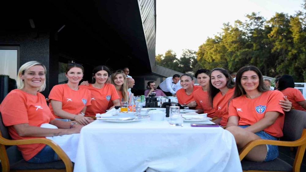 KONYAALTI’NIN AVRUPA ŞAMPİYONU TAKIMI HER KULVARDA İDDİALI