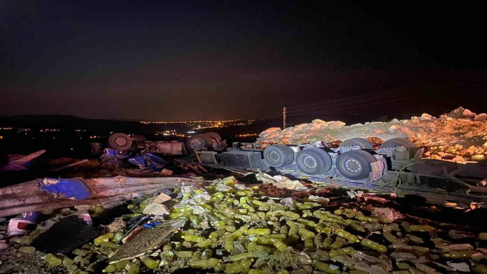 MERSİN'DE TIR DEVRİLDİ: 1 ÖLÜ