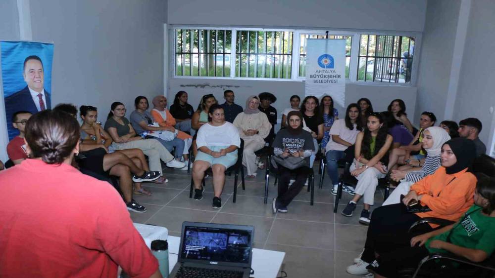BÜYÜKŞEHİR GENÇLERE YURTDIŞI DEĞİŞİM FIRSATLARINI ANLATTI
