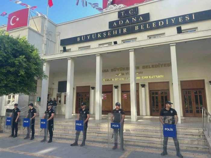 ADANA BÜYÜKŞEHIR BELEDIYE BAŞKANI KARALAR GÖZALTINA ALINDI, BELEDIYEDE ARAMA BAŞLATILDI