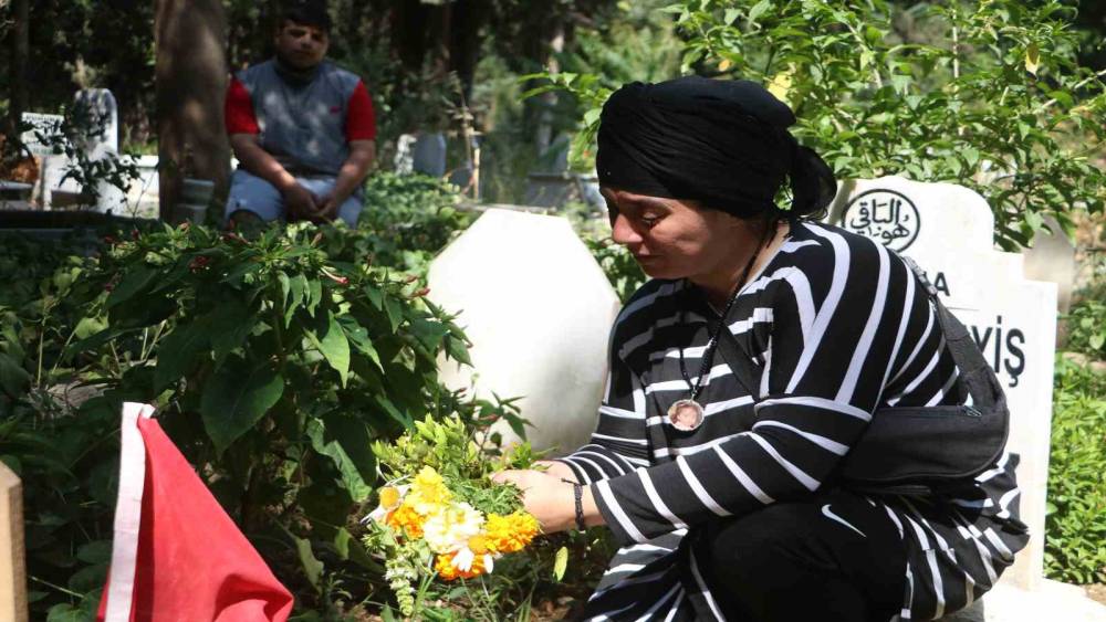 MEZARLIKTA ACI ZİYARET: GÖZÜ YAŞLI HALA, YEĞENİNİN DOĞUM GÜNÜNÜ UNUTMADI