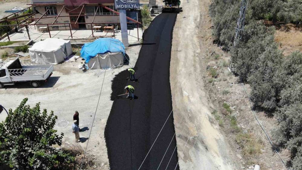 SICAK ALTINDA HATAY’DA DEPREMİN YIKTIĞI YOLLAR ASFALTLANIYOR