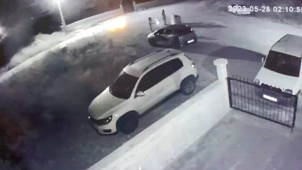 BAŞLARINDA KASKLA GELİP PARK HALİNDEKİ OTOMOBİLİ BENZİN DÖKÜP YAKTILAR