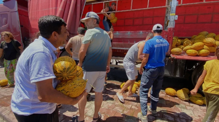 HAL ESNAFI DÜŞÜK FİYAT VERİNCE 20 TON KAVUNU VATANDAŞA ÜCRETSİZ DAĞITTI