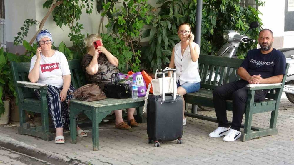 ADANA’DA DEPREM: KİMİ VALİZİNİ, KİMİ BEBEĞİNİ ALIP SOKAĞA KOŞTU