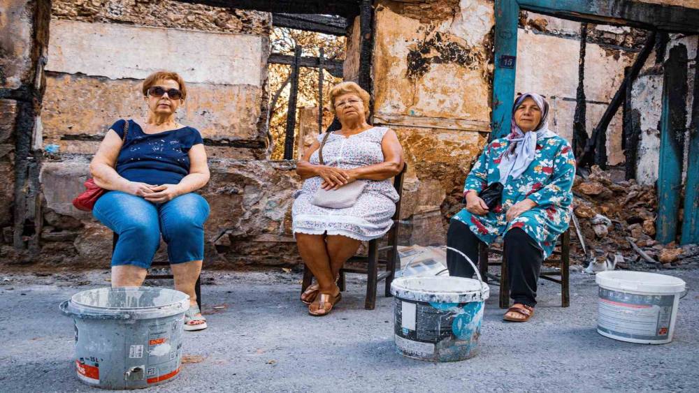 Her pazar ’yangın’ korkusuyla uyanıyor, su dolu kovalarla nöbet tutup seslerini duyurmaya çalışıyorlar