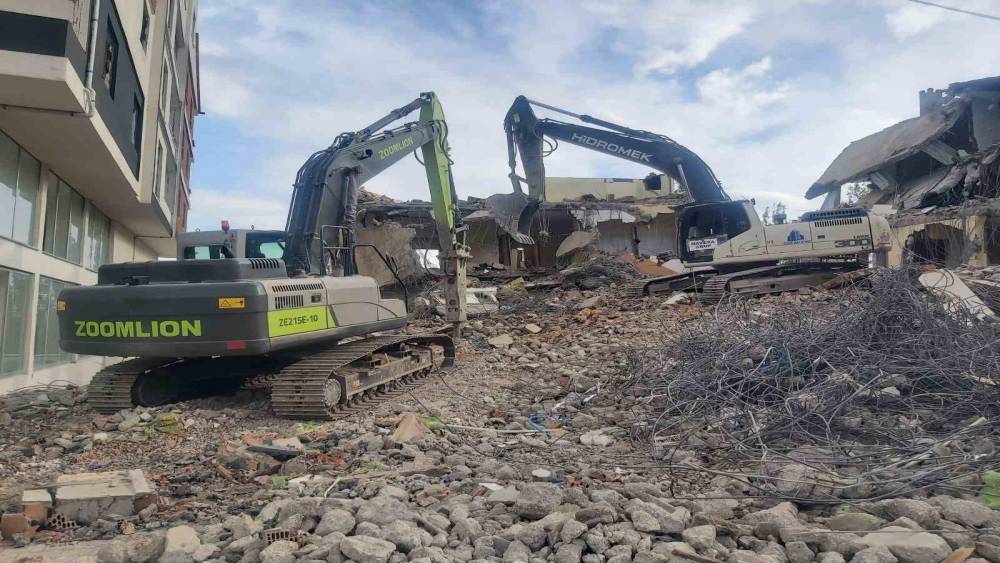 NURHAK’TA AĞIR HASARLI BİNALARIN YIKIMI DEVAM EDİYOR