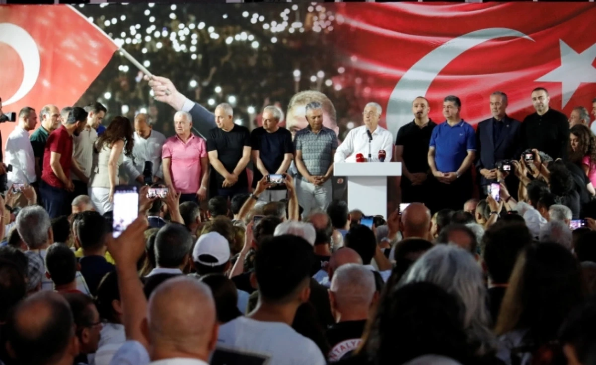 ANTALYA BÜYÜKŞEHİR BELEDİYESİ ÖNÜNDE BAŞKAN BÖCEK'E DESTEK MİTİNGİ
