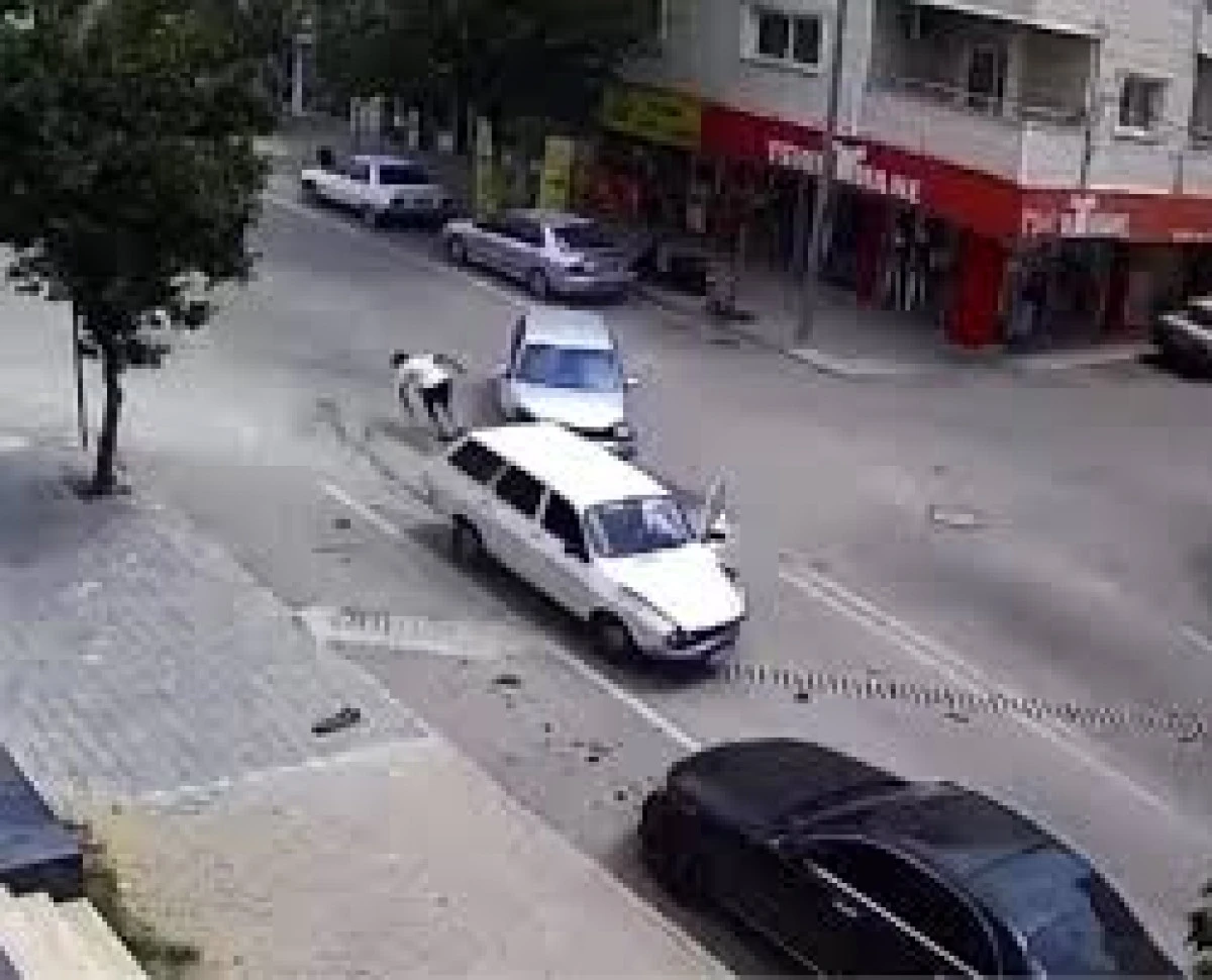 Adana'da Trafik Kazası: Sürücü Olay Yerinden Kaçtı