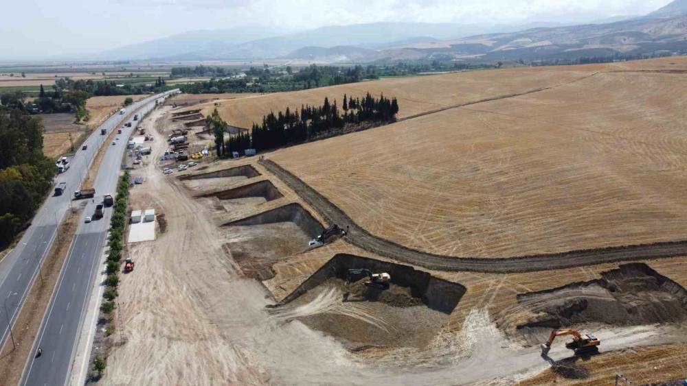HATAY KIRIKHAN’A KALICI KONUTLAR İÇİN İLK KAZMA VURULDU