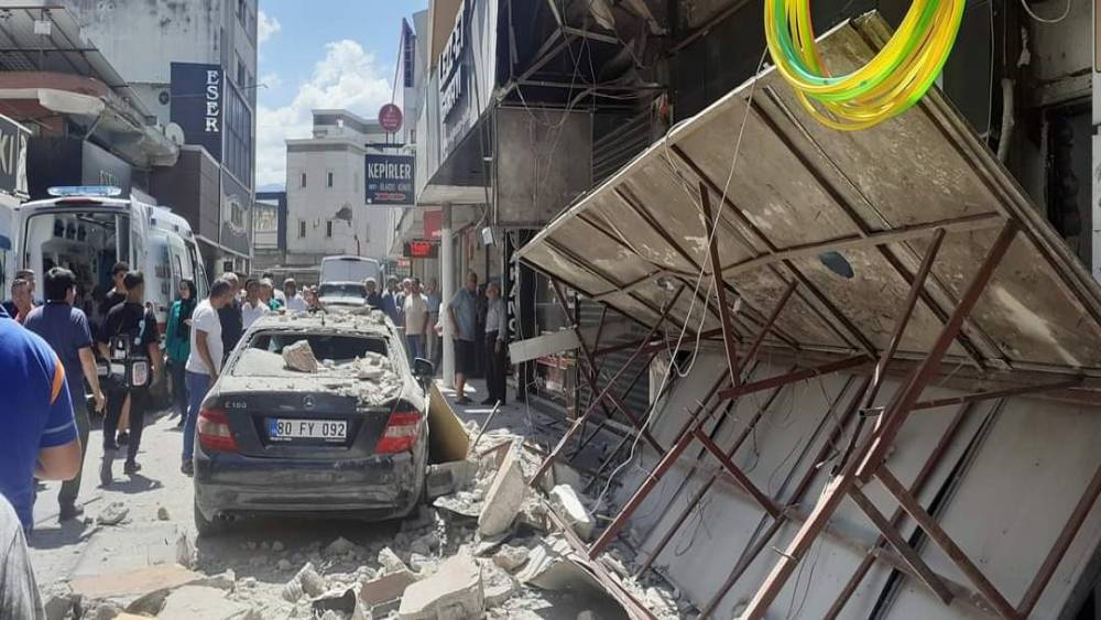 Deprem bölgesi Osmaniye’de 4 katlı bina çöktü, 3 kişi yaralandı
