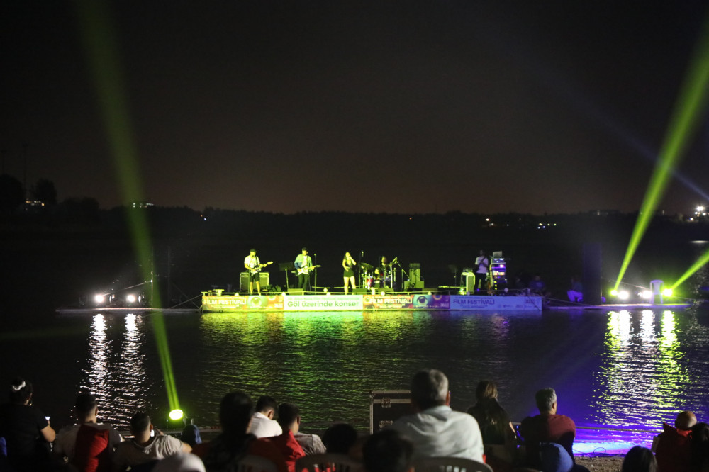 ALTIN KOZA KAPSAMINDA GÖL ÜZERİNDE KONSER