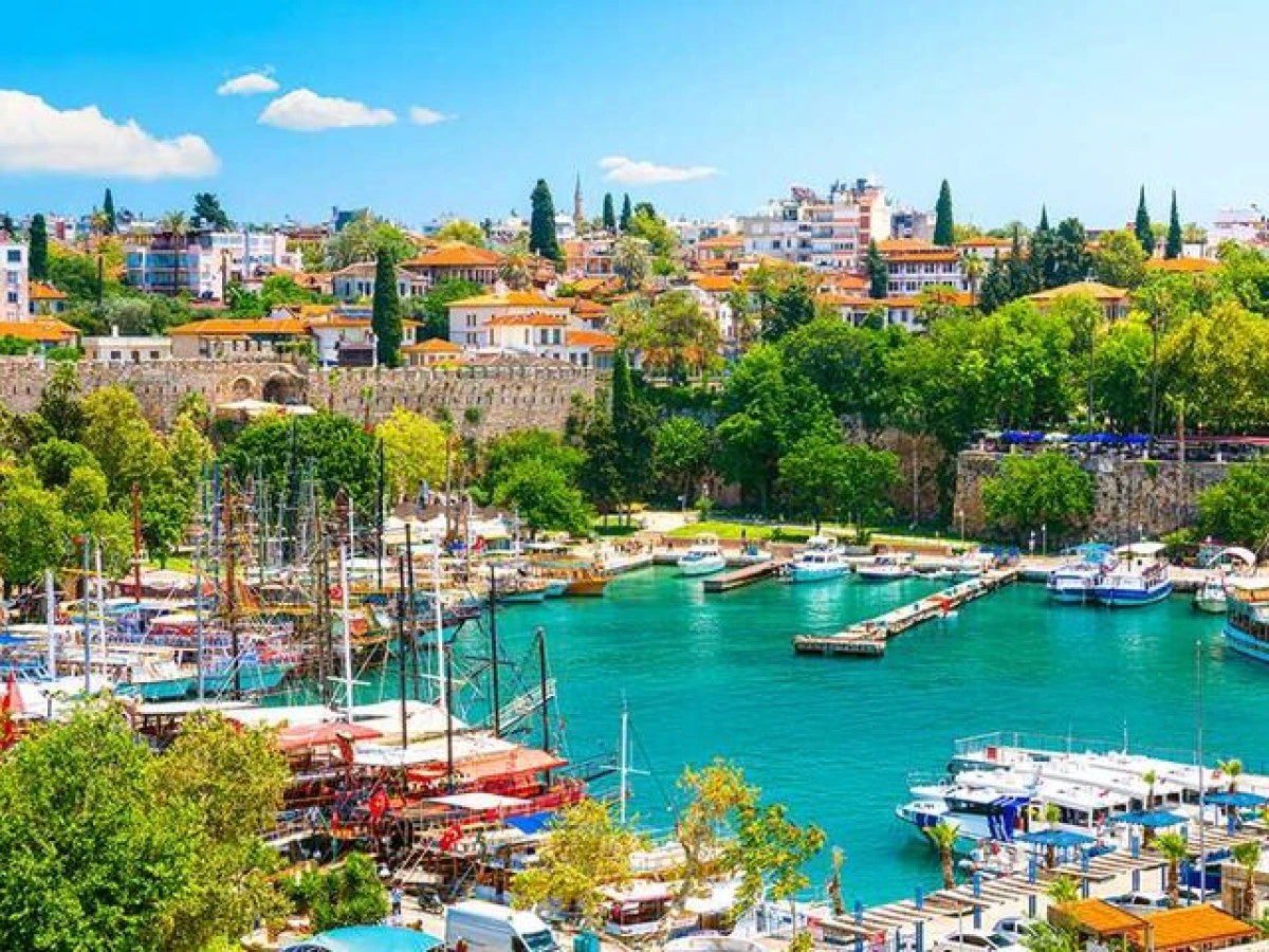 SICAKTAN BUNALAN ÇOCUKLAR REFÜJDE SULAMA YAPAN SU TANKERİYLE SERİNLEDİ: O ANLAR KAMERADA