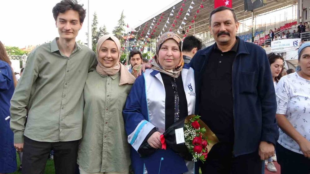 OKUMA AŞKI BİTMEDİ, 43 YAŞINDA ÜNİVERSİTEDEN MEZUN OLDU