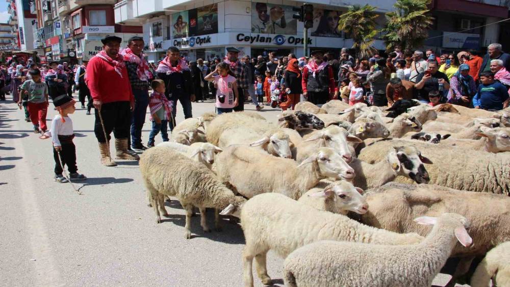Yörük göçü korteji renkli görüntülere sahne oldu