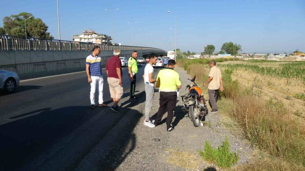 SERVİS OTOBÜSÜNÜN ÖNÜNDEN GEÇTİ, MOTOSİKLETİN ALTINDA KALARAK YARALANDI