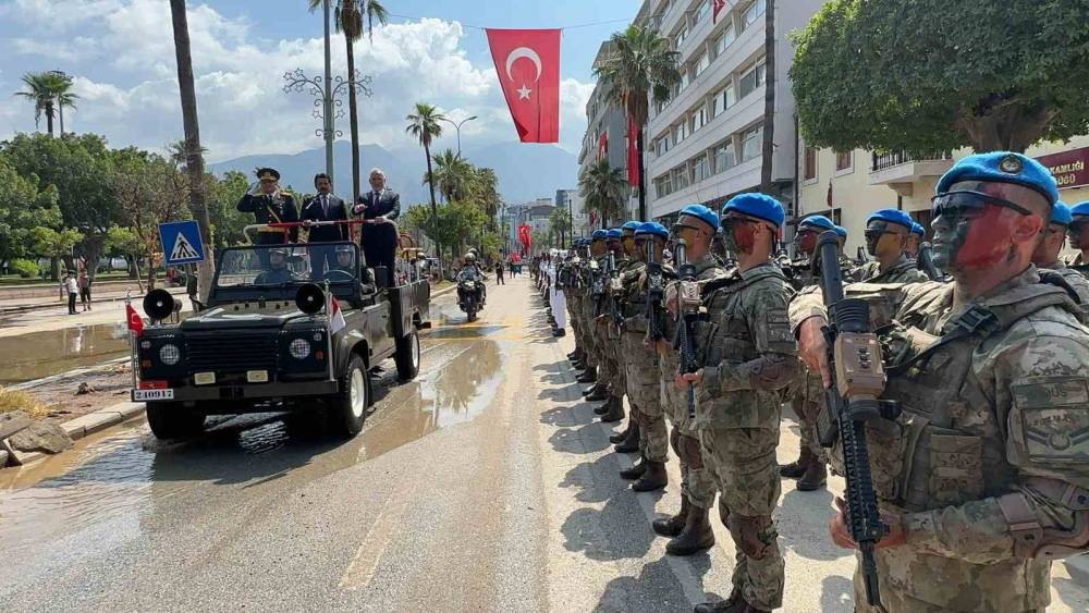 DEPREMDEN SONRA SIK SIK DENİZ SUYUNUN BASTIĞI İSKENDERUN’DA BAYRAM İLGİNÇ GÖRÜNTÜLERE SAHNE OLDU
