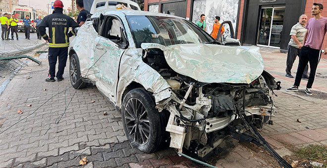 FECİ KAZADA ÖLÜMDEN DÖNDÜ, AMBULANS YERİNE POLİS ARACINA BİNMEK ZORUNDA KALDI