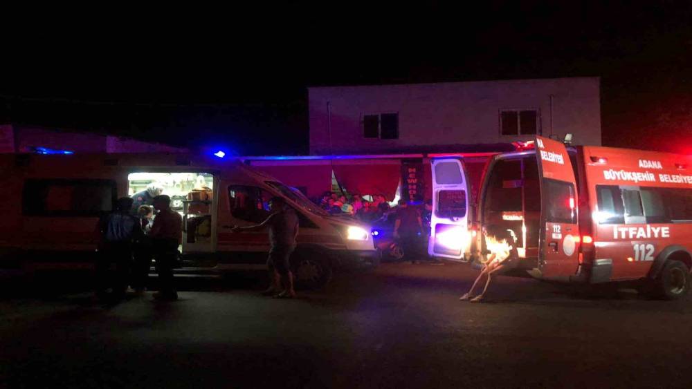 OTOMOBİL İŞYERİNE ÇARPTI: 5 YARALI