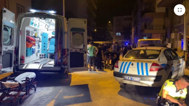 BURDUR’DA GÜRÜLTÜ TARTIŞMASI KAVGAYA DÖNDÜ, 2 KİŞİ BIÇAKLANDI