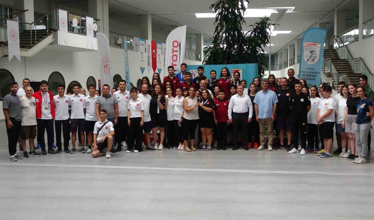 MİLLİ SPORCU YUSUF DİKEÇ: "KALBİNİZDEN ANNE SEVGİSİNİ, GÖNLÜNÜZDEN ÜLKE SEVGİSİNİ HİÇ BİR ZAMAN YOK ETMEYİN"