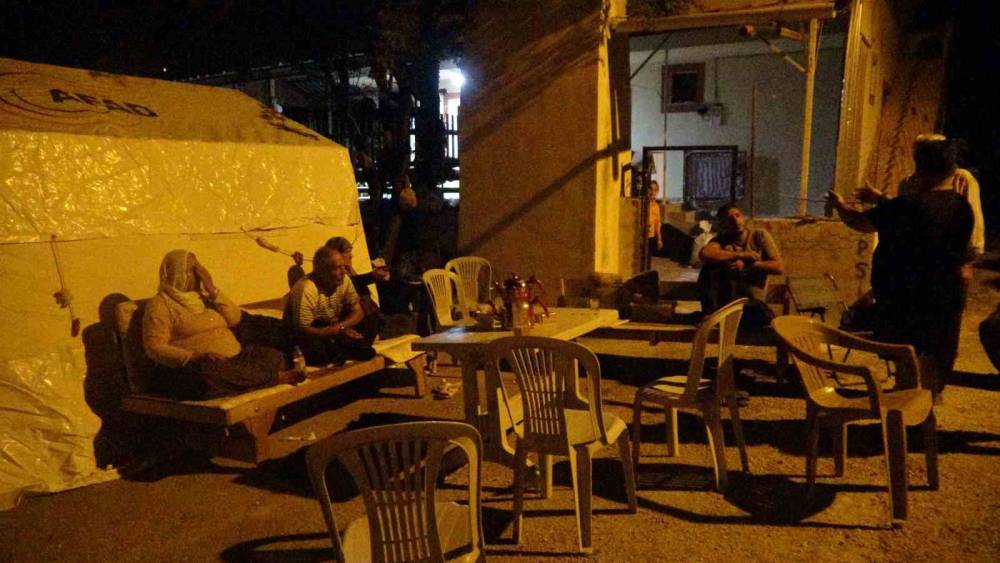 KOZANLILAR GECEYİ ÇADIRDA GEÇİRİYOR