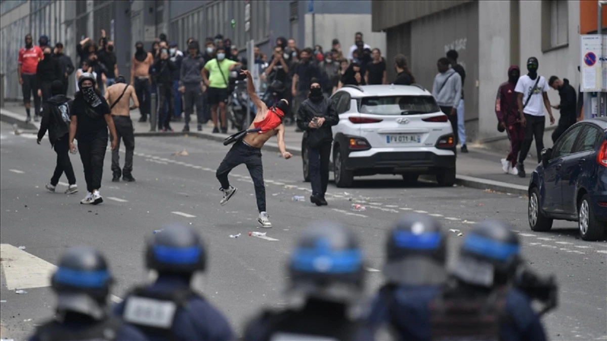 FRANSA'DA MACRON KARŞITI EYLEMLER BÜYÜYOR: PROTESTOCULARIN 3 TALEBİ VAR