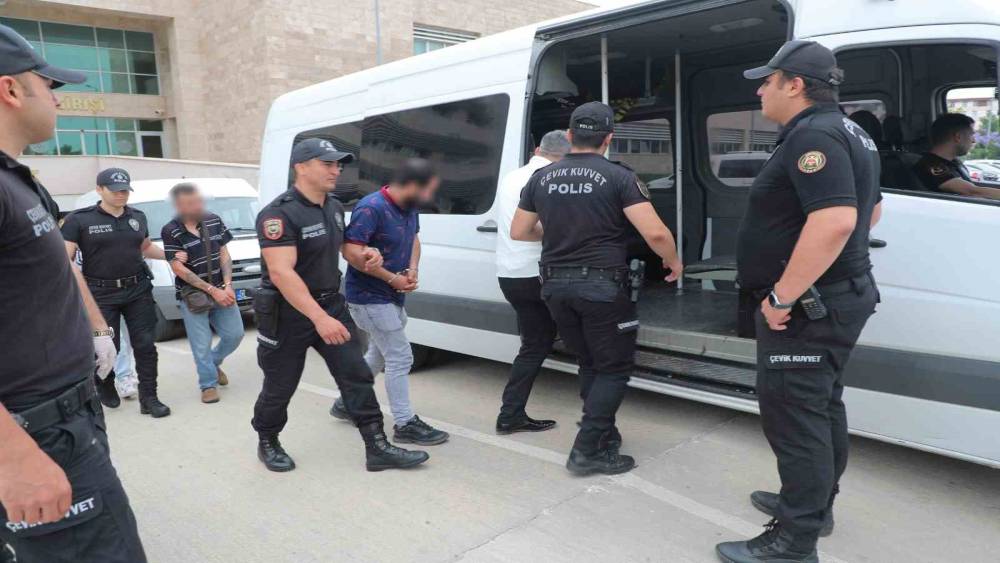 ANTALYA’DA POLİS TARAFINDAN ARANAN 60 FİRARİ YAKALANDI