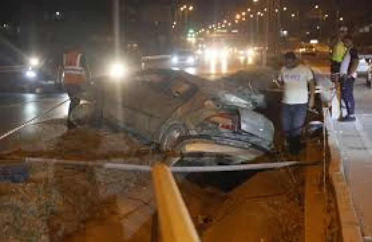 Defne'de Aydınlatma Direğine Çarpan Otomobilde 4 Yaralı