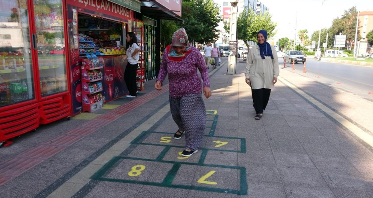 BU YOLDAN 7'DEN 70'E HER YAŞTAN VATANDAŞ 'SEK SEK' OYNAYARAK GEÇİYOR
