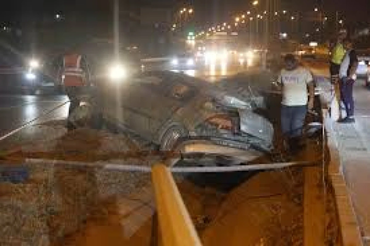 Hatay'da Aydınlatma Direğine Çarpan Otomobilde 4 Yaralı
