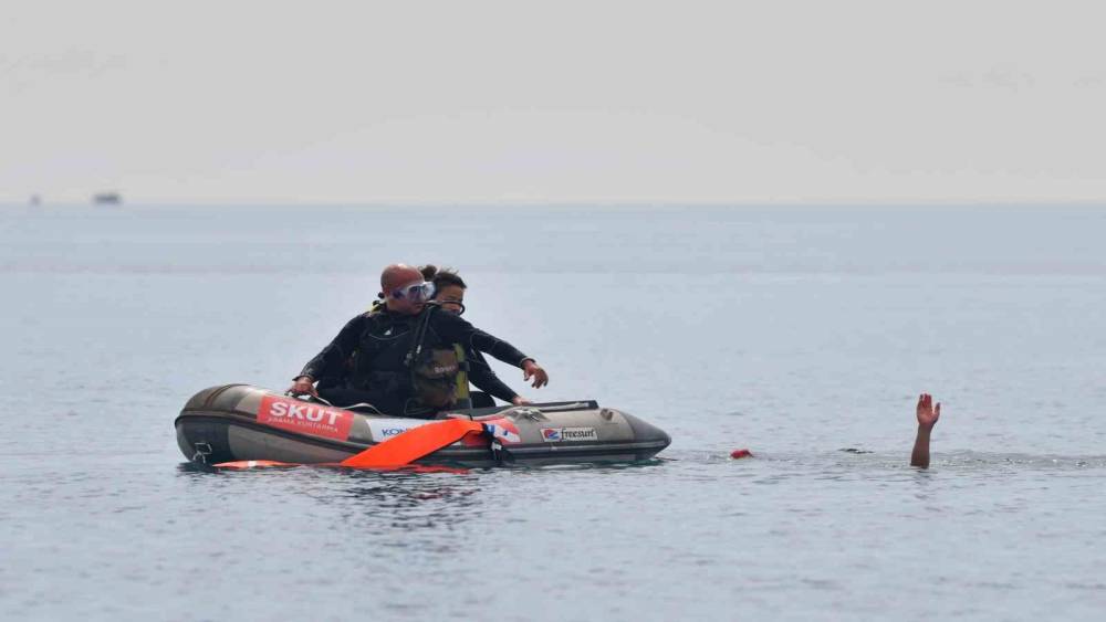Denizde boğulma vakasını kurtarma tatbikatı gerçeğini aratmadı
