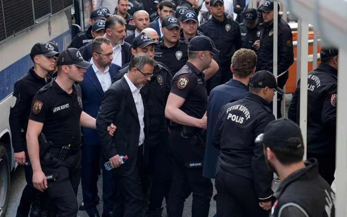 CHP'Lİ BELEDİYELERE YOLSUZLUK SORUŞTURMASI! 5'İ BELEDİYE BAŞKANI 22 KİŞİ TUTUKLANDI