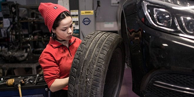 ARABALARA DUYDUĞU İLGİ ONU MOTOR USTASI YAPTI, 17 YAŞINDAKİ GENÇ KIZ SANAYİNİN TEK KADIN USTASI OLDU