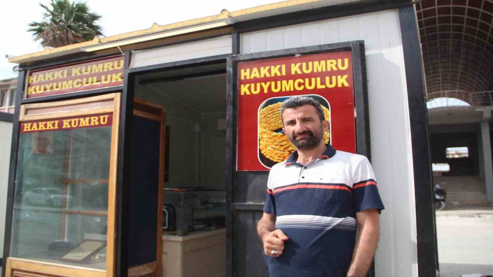 DEPREMDE 13 AKRABASINI VE İŞ YERİNİ KAYBETTİ, 9 METREKARELİK KONTEYNERDE HAYATA TUTUNUYOR