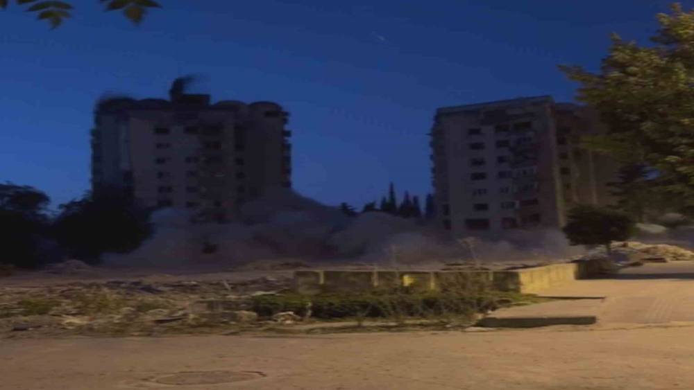 DİNAMİTLE PATLATILAN 13 KATLI BİNALAR YERLE BİR OLDU