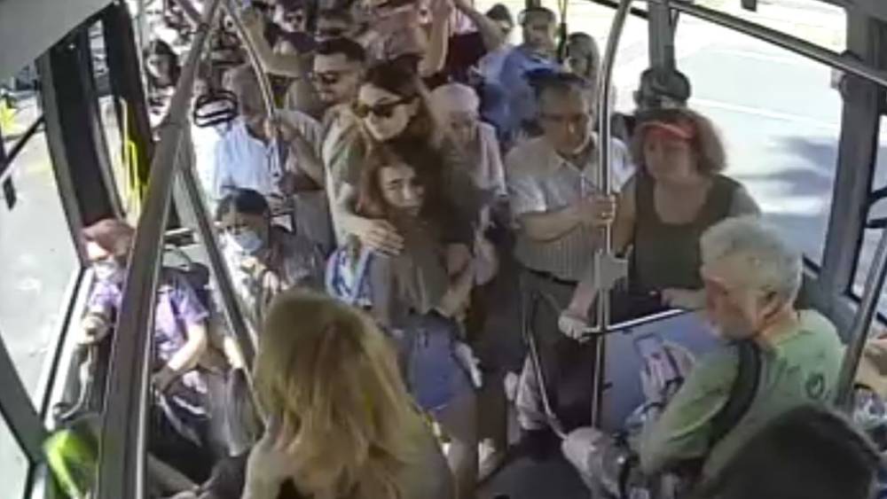 KADIN ŞOFÖRÜN ÜZERİNE BIÇAKLA YÜRÜYEN ADAMIN YOLCULARA YAŞATTIĞI KORKU DOLU ANLAR KAMERAYA YANSIDI