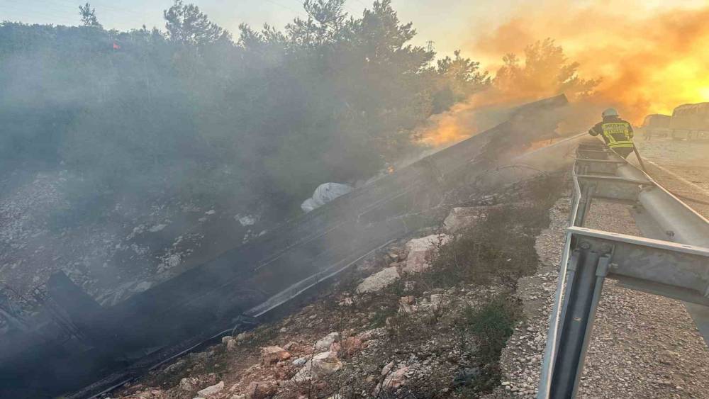 Mersin’de kaza yapan tır alev alev yandı