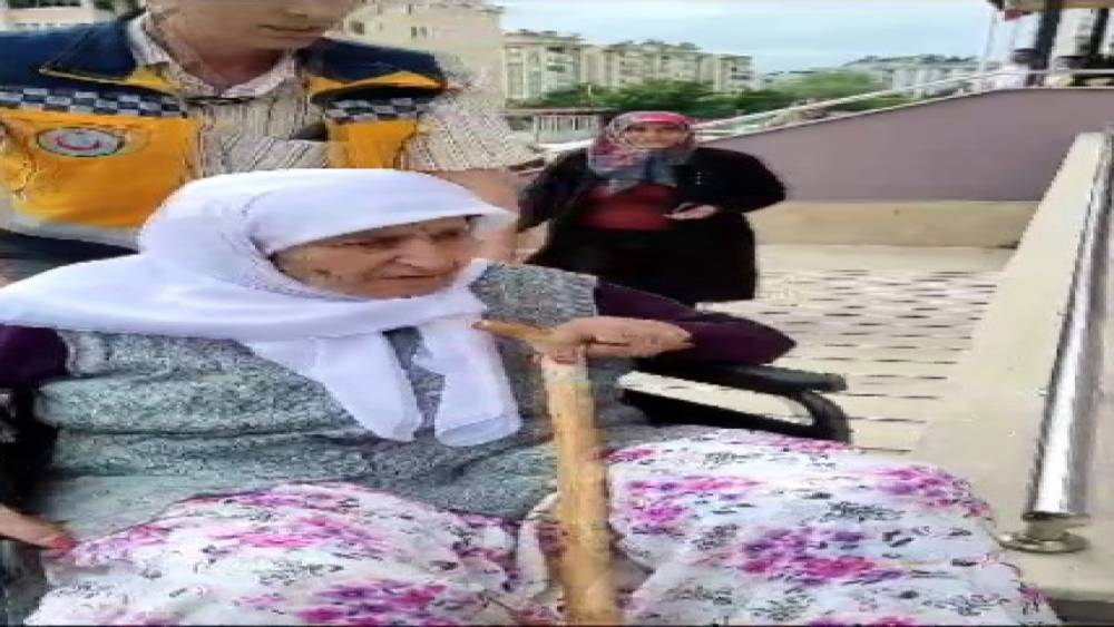 100 YAŞINDAKİ FATMA NİNE OYUNU KULLANDI