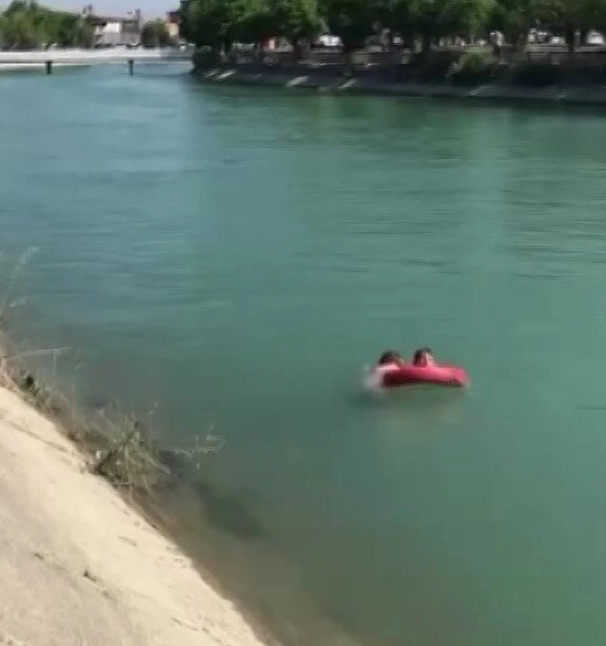 SULAMA KANALINA DÜŞEN YEĞENİNİ KURTARDI, KENDİ BOĞULARAK CAN VERDİ