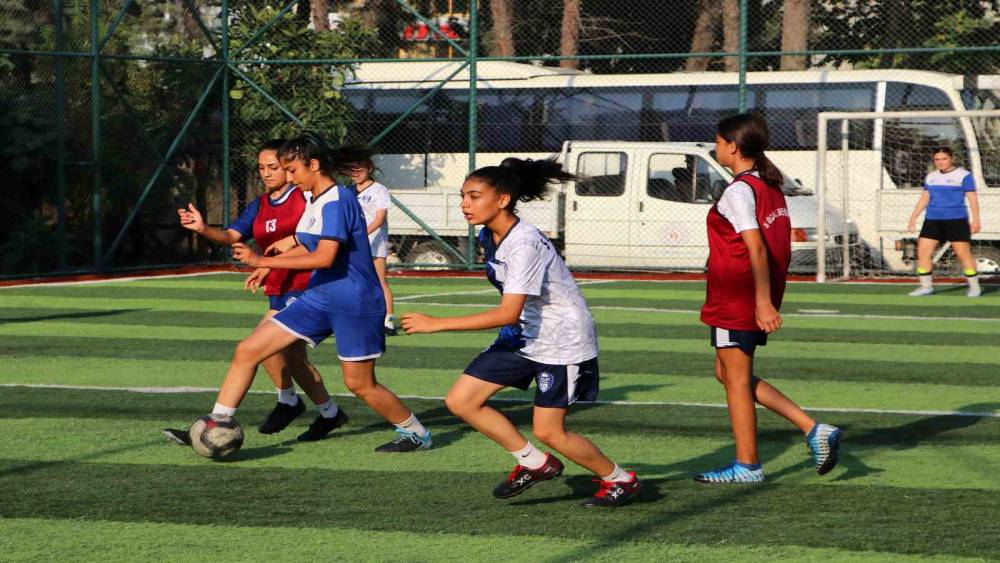 FUTBOL AŞKINA 200 KİLOMETRE YOL GİDİYORLAR