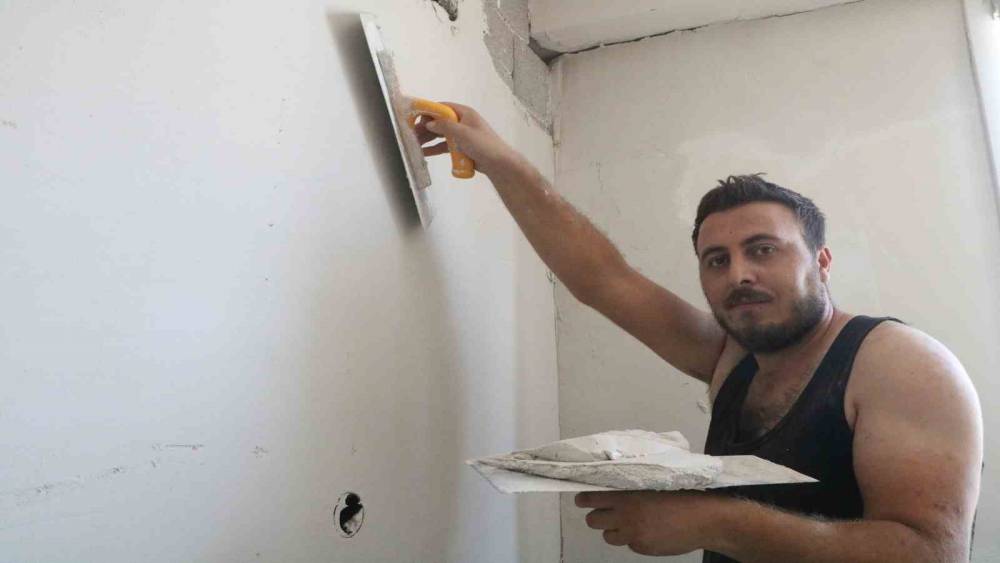 Hasarlı binaların onarılmaya başlandığı enkaz kentte, günlüğü bin 500 TL’ye usta bulunamıyor