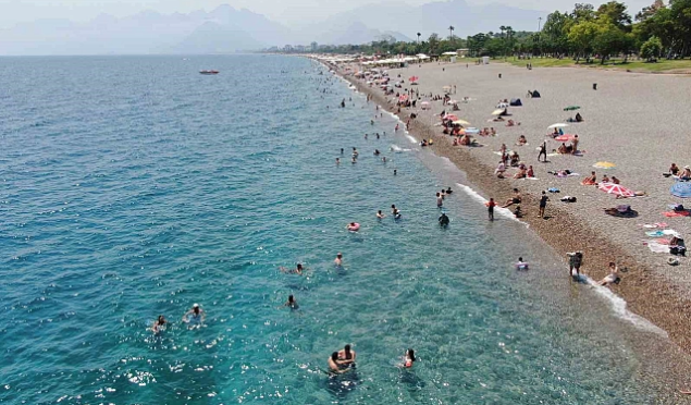 ANTALYA’DA NEM YÜZDE 80'İ BULDU, SAHİLLER DOLDU