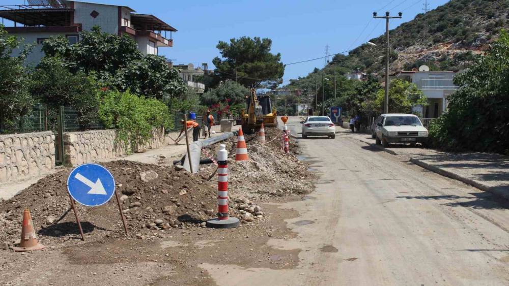 FİNİKE’DE, ESKİYEN İÇME SUYU BORU HATTI YENİLENİYOR