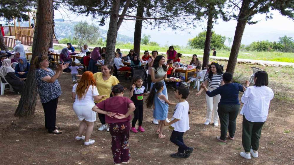 MERSİN’DEKİ DEPREMZEDELER PİKNİK ETKİNLİĞİNDE MORAL BULDU